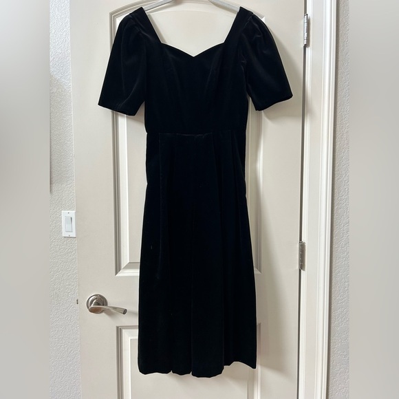 Laura Ashley Dresses & Skirts - Vintage 90’s Laura Ashley Velvet Dress. Sweetheart neck. Puff sleeve. True waist